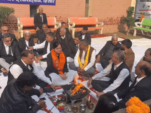 हिसार बार एसोसिएशन ने जस्टिस सूर्यकांत के शपथ ग्रहण से पहले हवन कराया।
