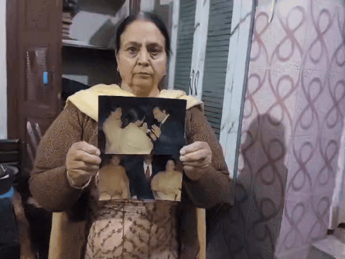 बलबीर कौर धमेंद्र के साथ तस्वीरें दिखाती हुई।