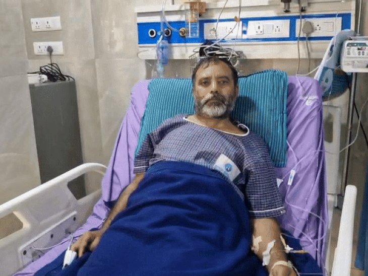 रीवा जिले में एसआईआर प्रक्रिया के दौरान बीएलओ विजय पांडेय को ब्रेन हेमरेज हो गया। उन्हें फौरन रीवा ले जाकर अस्पताल में भर्ती कराया गया।