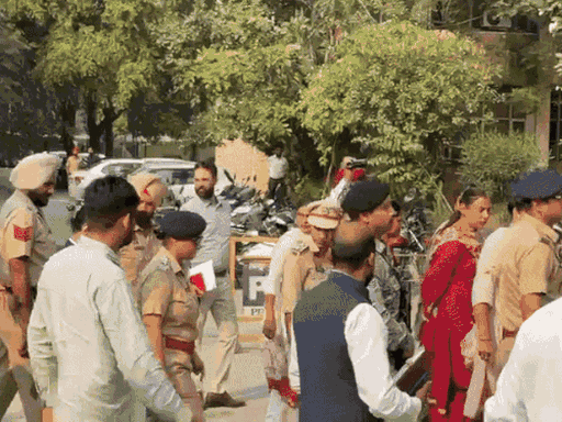 भाजपा सांसद कंगना रनोट 27 अक्टूबर को बठिंडा कोर्ट में पेश होते हुए।