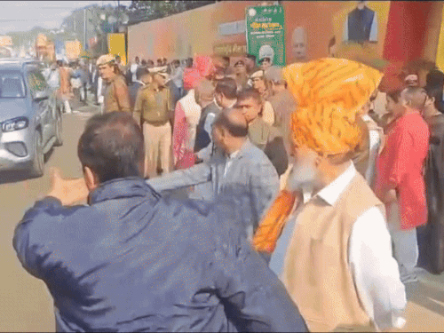 अनिल विज के लिए गाड़ी रुकवाने की कोशिश करता सांसद जिंदल का स्टाफ।