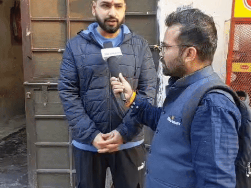 हलवाई नवी जानकारी देते हुए।