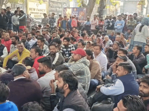 नगर निगम के सफाई कर्मचारियों का धरना प्रदर्शन - Dainik Bhaskar