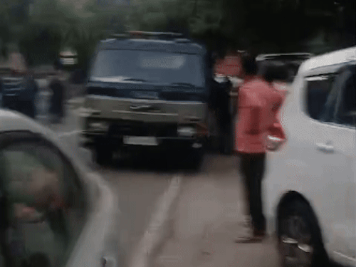 कॉलोनी में पुलिस टीम ने मौके पर पहुंचकर जांच की।