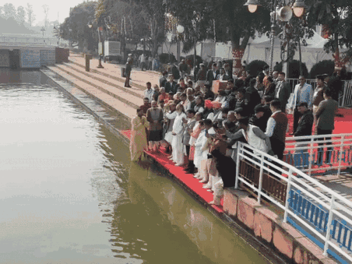 कुरूक्षेत्र ब्रह्मसरोवर पर पूजन करते रक्षा मंत्री राजनाथ सिंह अन्य।