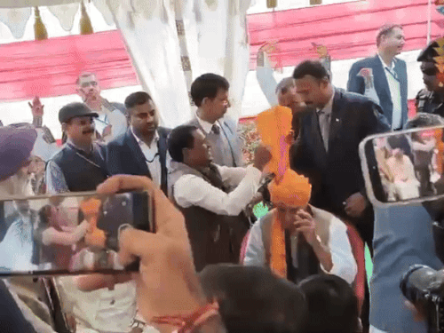 रक्षा मंत्री को हरियाणवी पगड़ी बांधते हुए।