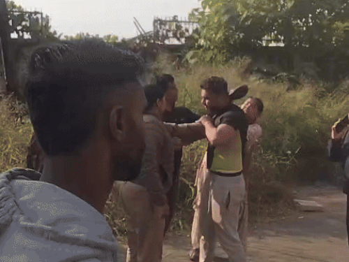 घायल की बहन चाकू मारने वाले का पकड़ा कॉलर से।