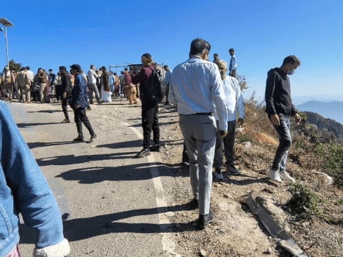 हादसे के बाद फौरन राहगीरों ने एम्बुलेंस को बुलाया, और फिर तुरंत एसडीआरफ की टीम भी पहुंच गई।