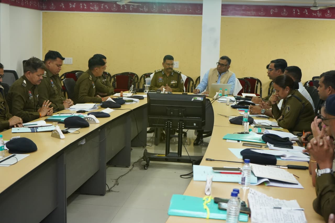 आईजी अमरेश मिश्रा DGP-IG कॉन्फ्रेंस के मद्देनजर अधीनस्थ अधिकारियों की बैठक लेते हुए।