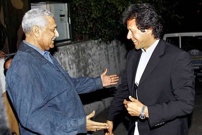 पूर्व पाकिस्तानी प्रधानमंत्री इमरान खान (दाएं) और कादिर खान (फाइल फोटो)।