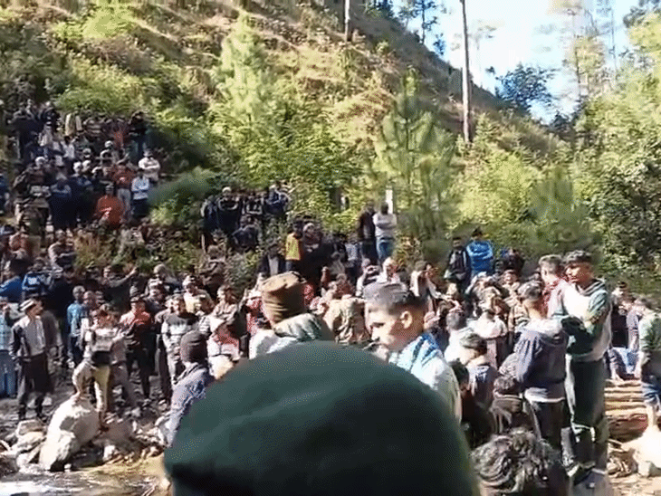 शहीद के अंतिम दर्शन के लिए आस-पास के गांव के कई लोग पहुंचे।