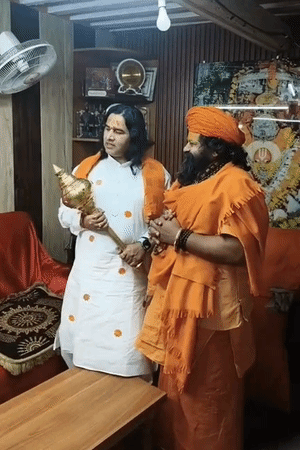 कथावाचक देवकीनंदन ठाकुर अयोध्या पहुंचे हैं। हनुमानगढ़ी के महंत राजूदास ने गदा देकर उनका स्वागत किया।