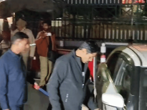 लखनऊ की इमारतों को बम से उड़ाने की धमकी मिलने के बाद पुलिस ने चेकिंग अभियान शुरू किया।