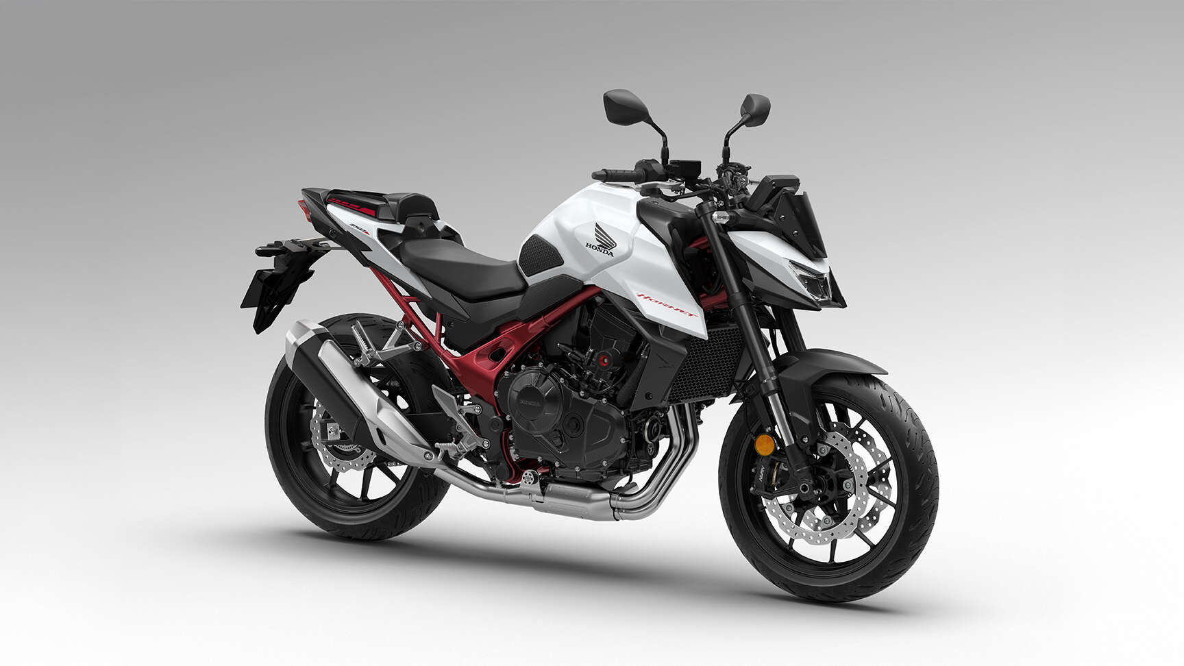 कंपनी ने इस मॉडल में नए ड्यूल-टोन कलर्स और इ- क्लच सिस्टम दिया है।