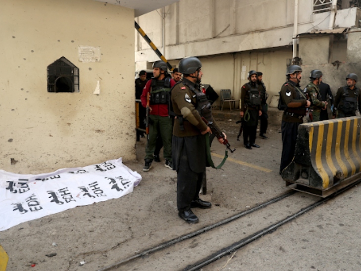 Pakistan Suicide Attack Photos; Paramilitary FC Headquarter | Peshawar | पाकिस्तान आर्मी हेडक्वार्टर में आत्मघाती हमला: चादर लपेटकर पहुंचे हमलावर ने खुद को उड़ाया, धमाके ...