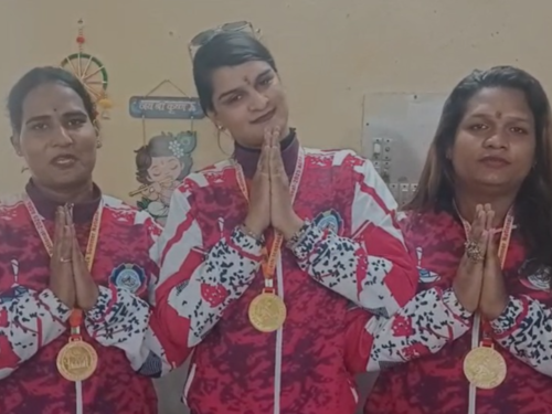 साथी खिलाड़ियों के साथ रितिका सिंह।