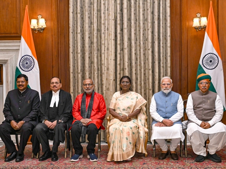 शपथ ग्रहण समारोह के दौरान राष्ट्रपति द्रौपदी मुर्मू, उपराष्ट्रपति सीपी राधाकृष्णन, PM नरेंद्र मोदी, CJI सूर्यकांत, पूर्व CJI बीआर गवई और केंद्रीय मंत्री अर्जुन राम मेघवाल।