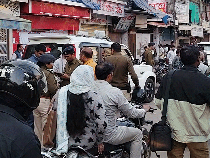 सराफा कारोबारी महावीर जैन की दुकान को टारगेट कर गोलियां चलाई गई।