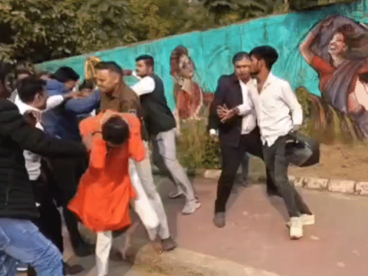 घटना का यह नया वीडियो सामने आया है जिसमें भीड़ हिंदू कार्यकर्ताओं को दौड़ा-दौड़ाकर पीटते नजर आ रही है।