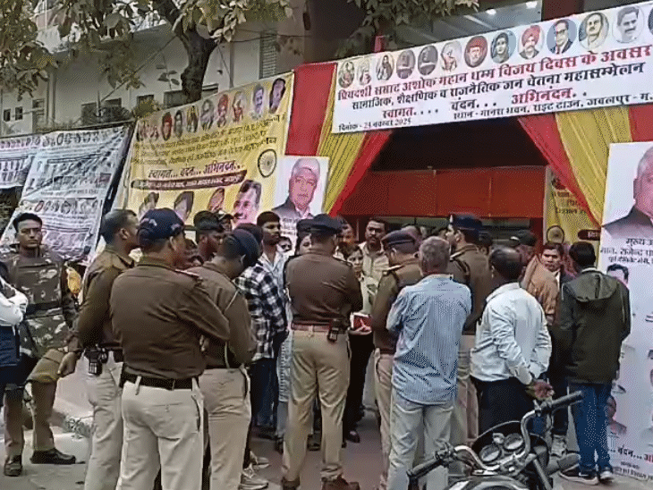 विवाद बढ़ने के बाद कार्यक्रम स्थल में बढ़ी संख्या में पुलिस बल तैनात किया गया था।