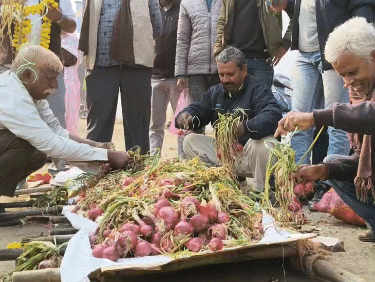 प्याज के दाम नहीं मिलने पर गुस्साए किसानों ने प्याज की ही अर्थी निकाल दी।