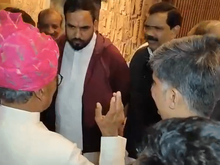 इंदौर में शहर कांग्रेस अध्यक्ष चिंटू चौकसे दिग्विजय सिंह के साथ नजर आए।