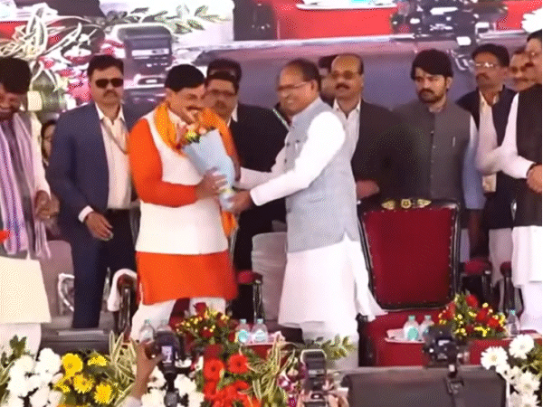 गंजबासौदा में सीएम डॉ. मोहन यादव ने शिवराज सिंह के पैर छुए।
