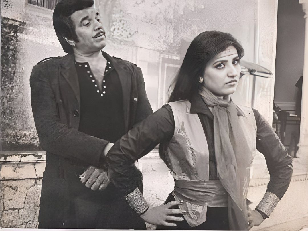 'জিনে না দুঙ্গা' ছবির একটি দৃশ্যে সহ অভিনেত্রীর সঙ্গে ধর্মেন্দ্র।