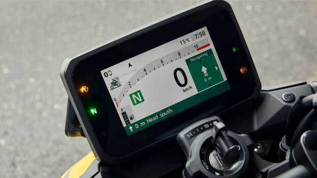 CB750 हॉर्नेट 2026 में 5 इंच का फुल-कलर TFT स्क्रीन है।