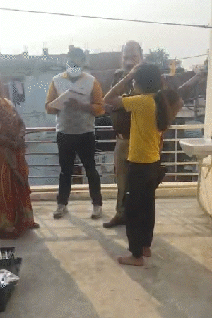 पुलिस ने घटनास्थल छत पर मृतका की छोटी बहन के बयान लिखे।