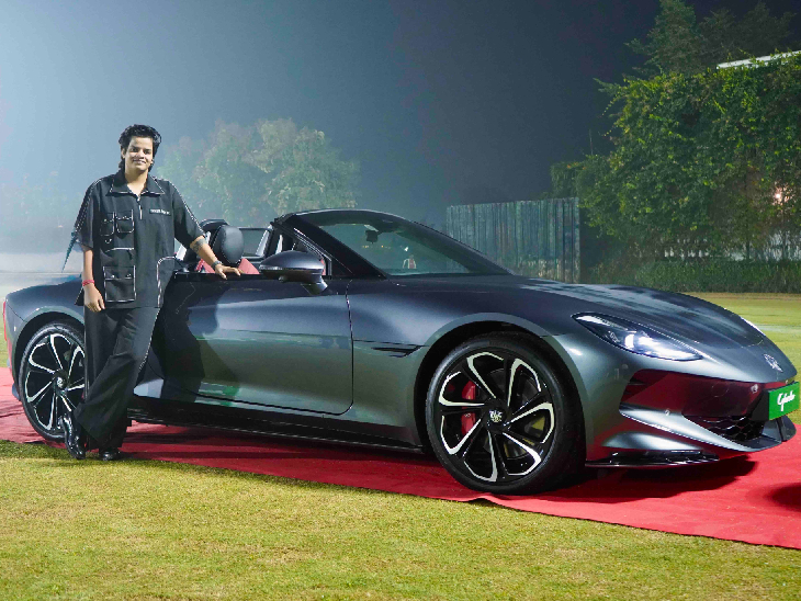 कंपनी ने शेफाली को कार की डिलीवरी क्रिकेट ग्राउंड में रेड कार्पेट पर दी। - Dainik Bhaskar