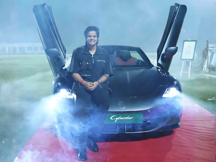 शेफाली ने साइबरस्टर का 'एंडीज ग्रे' कलर चुना है।