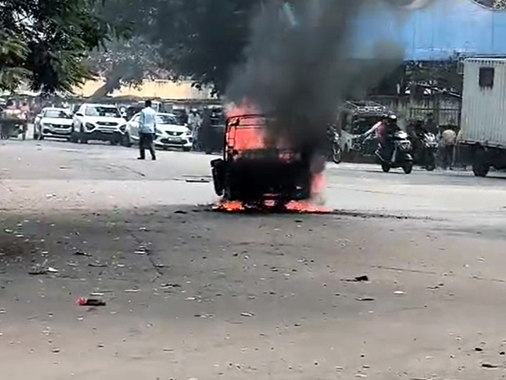 टेंपो में आग लगने से कुछ देर के लिए सड़क पर आवागमन बाधित रहा।