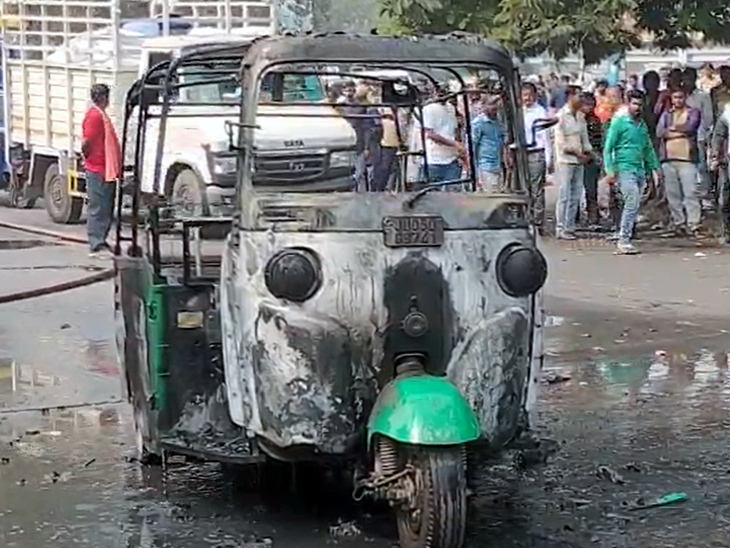 दमकल विभाग की एक गाड़ी ने टेंपो में लगी आग पर काबू पाया।