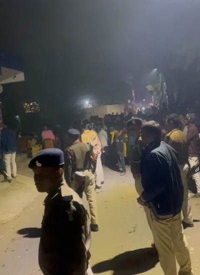 हत्येप्रकरणी गावकऱ्यांची चौकशी करणारे पोलिस.