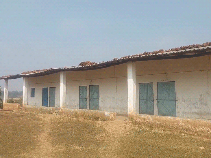 स्कूल परिसर में अवैध रूप से संचालित था हॉस्टल।