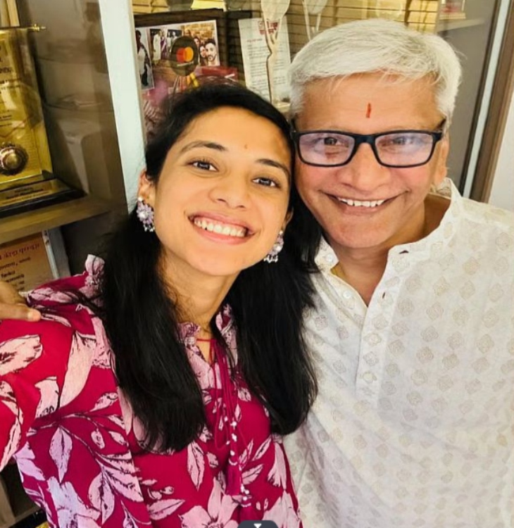 पिता श्रीनिवास के साथ क्रिकेटर स्मृति मंधाना।