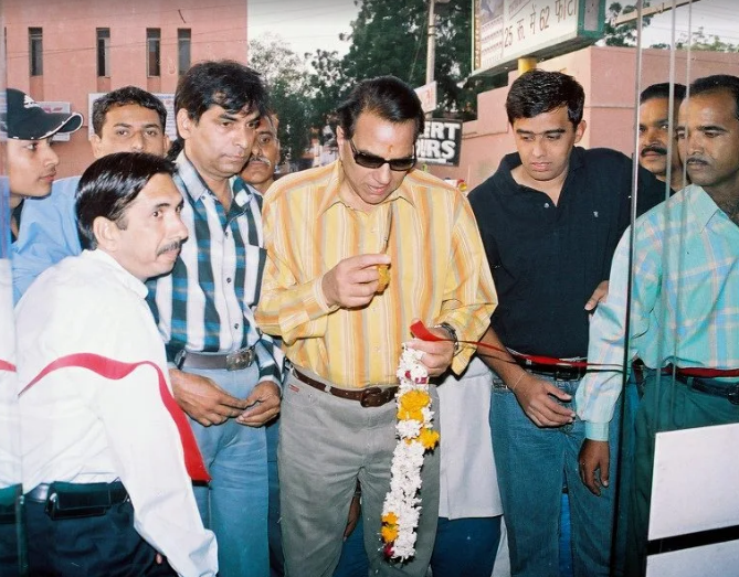 धर्मेंद्र जब बीकानेर आए तब प्रीतम ने उनसे दोबारा उद्घाटन करवाया था।