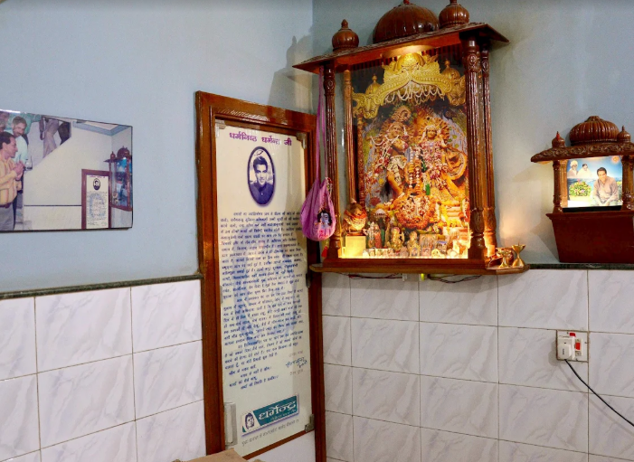 फोटो प्रीतम के घर की है। उन्होंने यहां धर्मेंद्र का मंदिर बनवाया हुआ है।