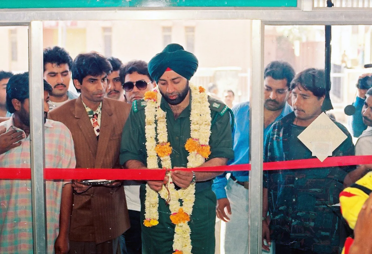 1985 में जब सनी देओल एक फिल्म की शूटिंग के लिए बीकानेर आए, तब उन्होंने प्रीतम के फोटो स्टूडियो का उद्घाटन किया था।