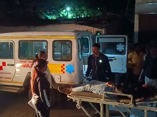 पुलिस सिमरन की लाश को एम्बुलेंस से अस्पताल ले गई।