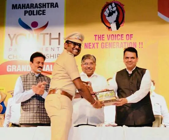 हर्ष पोद्दार को यूथ पार्लियामेंट प्रोजेक्ट के लिए महाराष्ट्र के मुख्यमंत्री द्वारा सम्मानित किया गया। (फाइल फोटो)