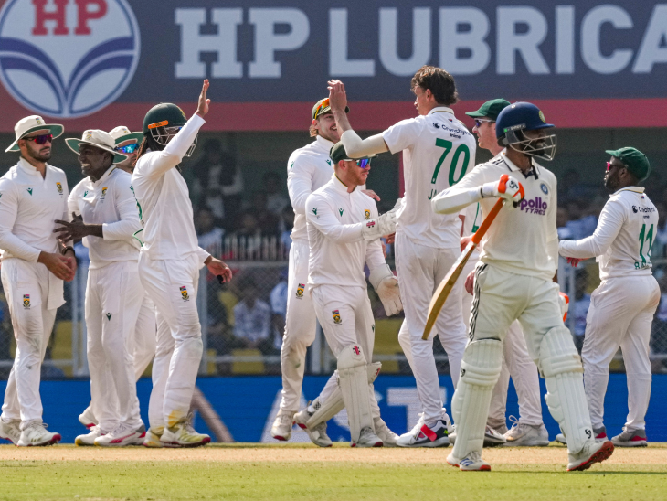 जडेजा के आउट होने के बाद साउथ अफ्रीकी प्लेयर्स सेलिब्रेट करते हुए।