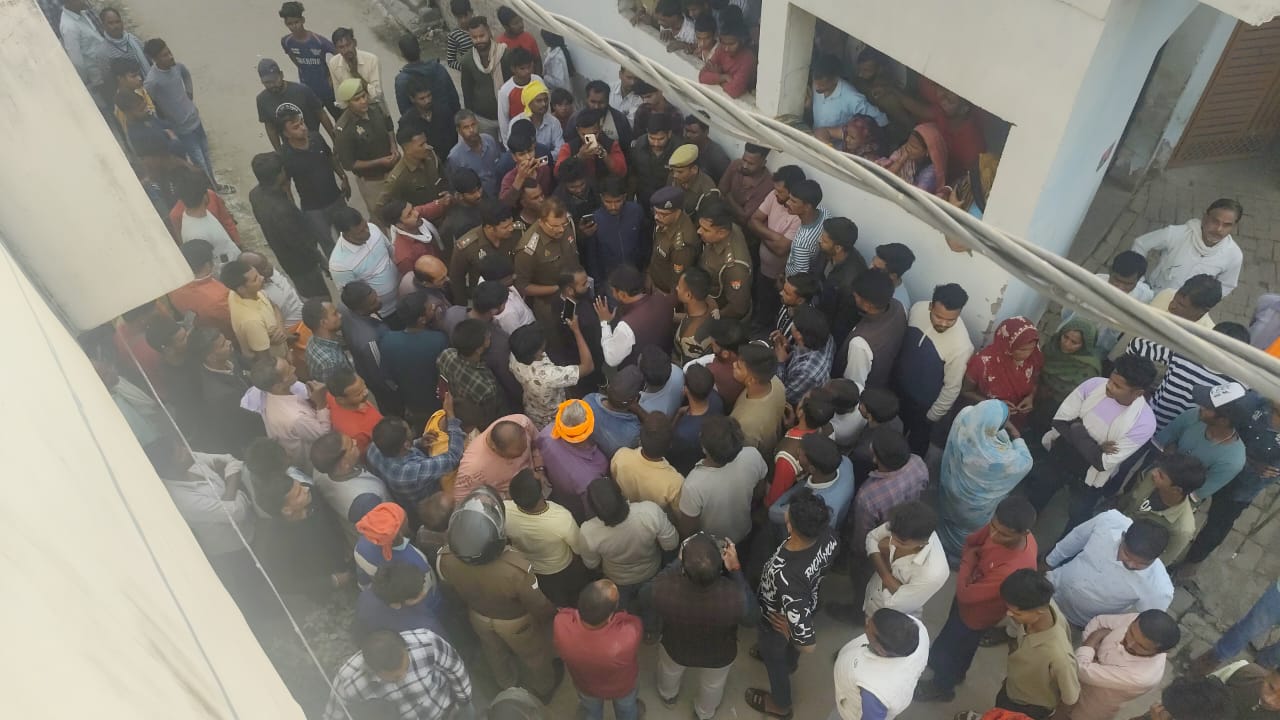 हत्या के बाद मोहल्ले में लोग इकट्ठा हो गए। सपा के पूर्व विधायक अमरीश पुष्कर भी पहुंचे और पुलिस से बात की।