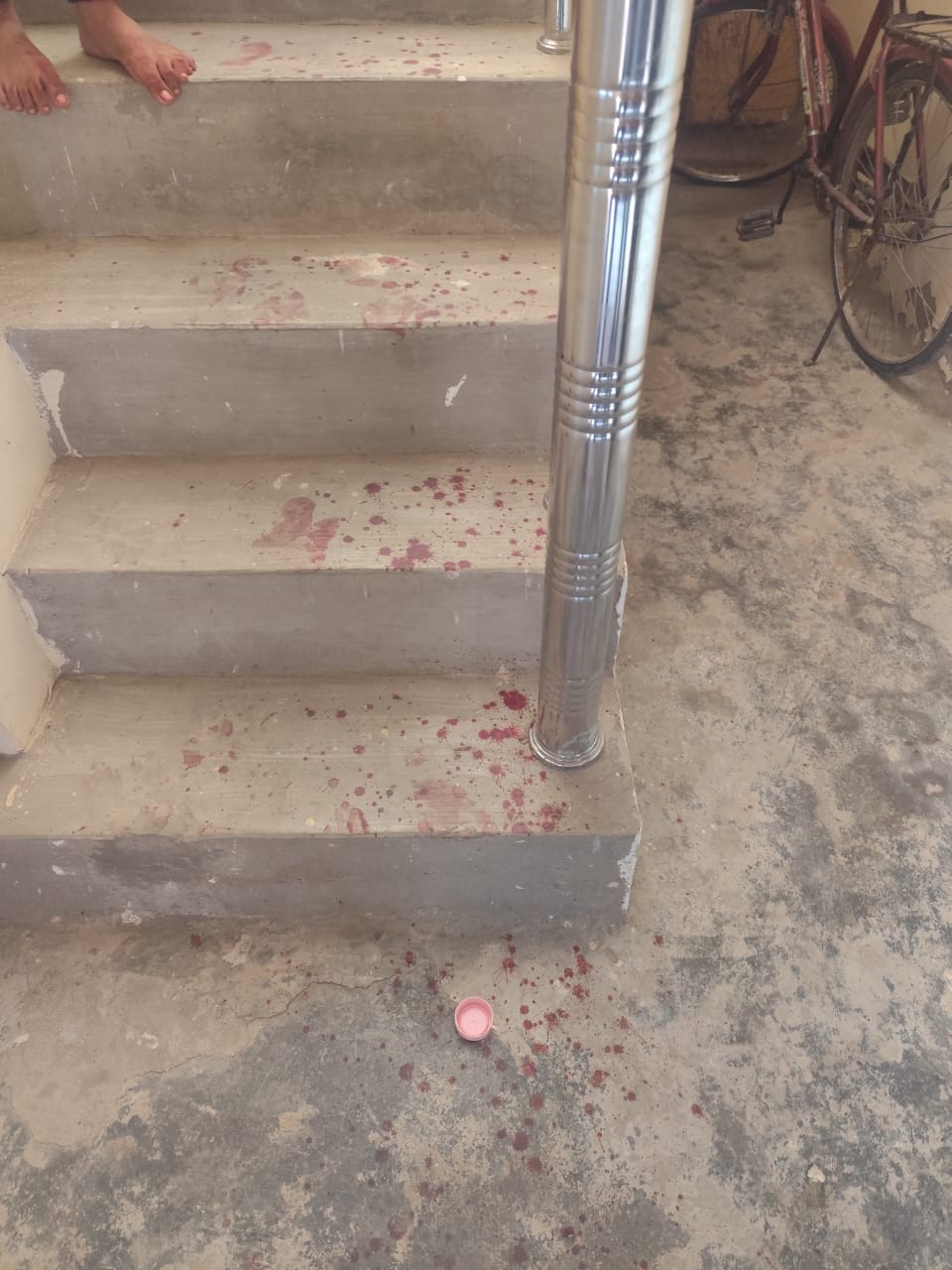 प्रियांशी अपना गला पकड़े हुए सीढ़ियों से नीचे उतरी, लेकिन गिरी और तड़पते-तड़पते दम तोड़ दिया।