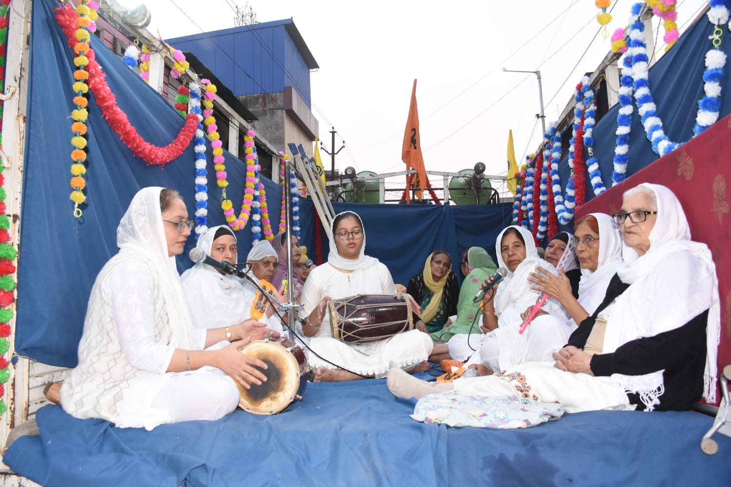 नगर कीर्तन के दौरान महिलाएं गुरु महिमा का बखान कर रही थी।