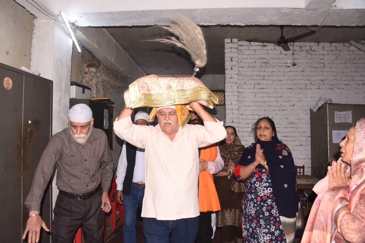 श्रीगुरु ग्रंथ साहिब को पूरे आदर के साथ पांडाल में पहुंचाया गया।