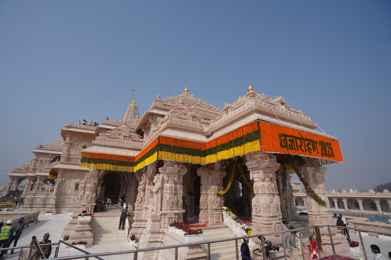 राम मंदिर को फूलों से सजाया जा रहा है।