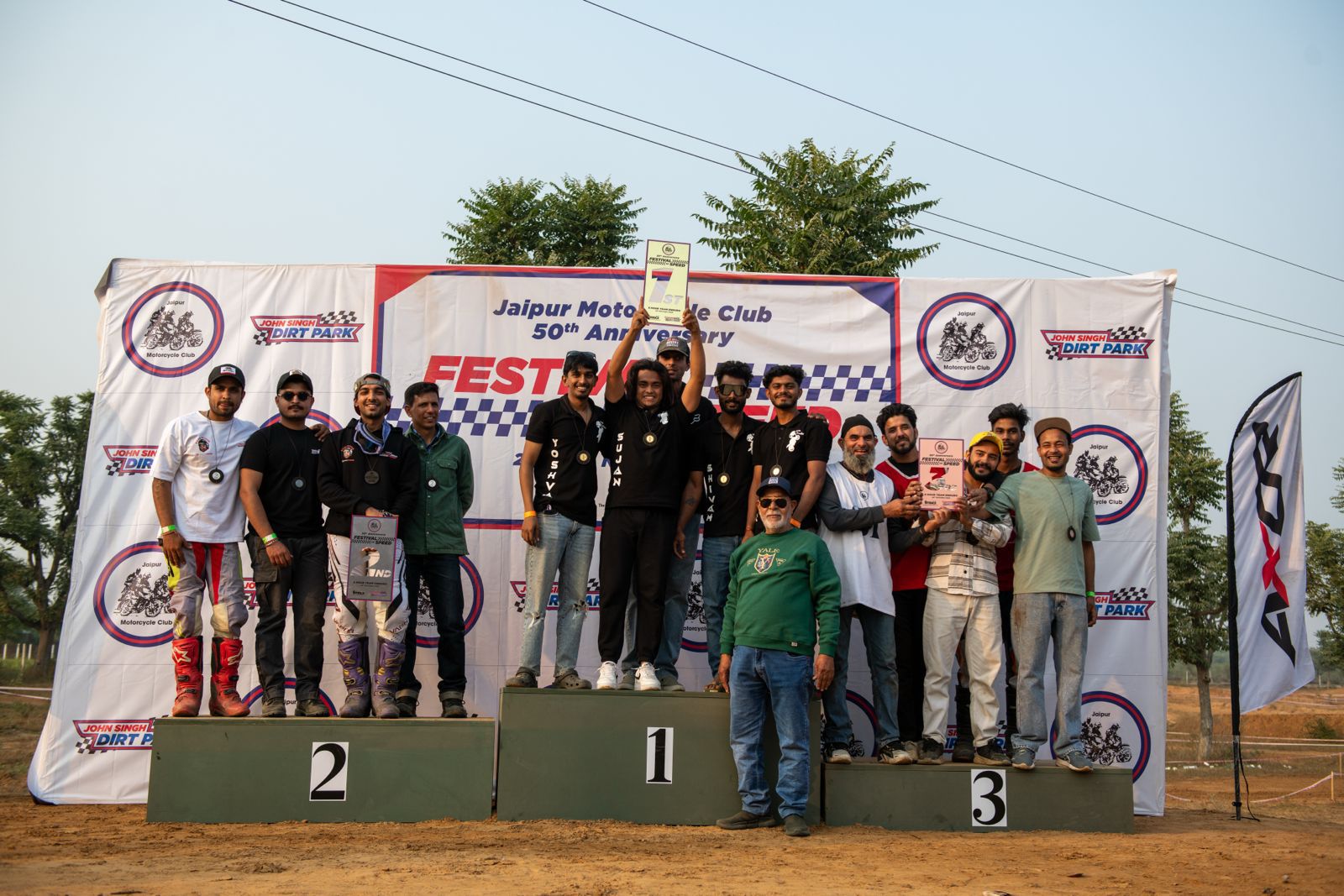 पहले दिन, डर्ट रेसिंग कॉम्पिटिशन में इंडियन एक्सपर्ट, फॉरेन एक्सपर्ट और नोविस कैटेगरी में शानदार परफॉर्मेंस देखने को मिली।