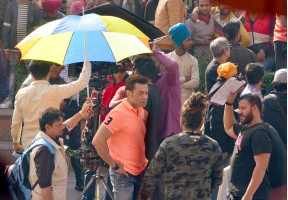 'ইয়ামলা পাগলা দিওয়ানা' ছবির শুটিংয়ের সময় অভিনেতা ববি দেওলও মহেশ্বরে এসেছিলেন।